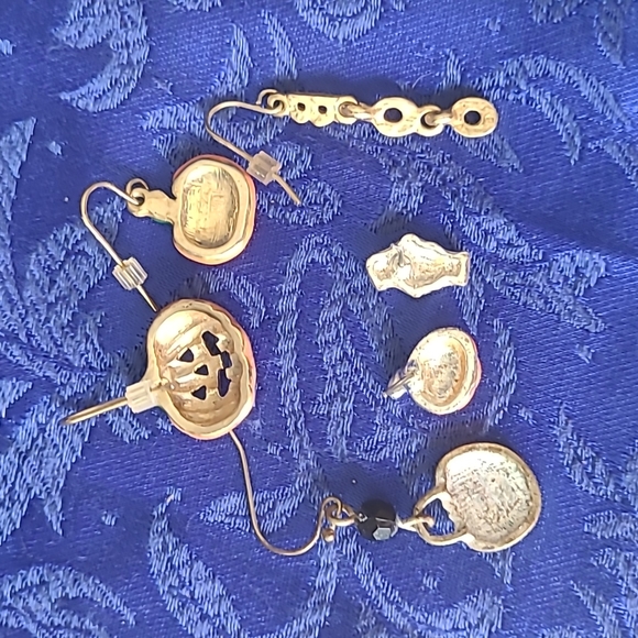 🍂🎃Set of Vintage Mismatched Halloween earrings- for Crafting, Costumes, Repair - Picture 2 of 13